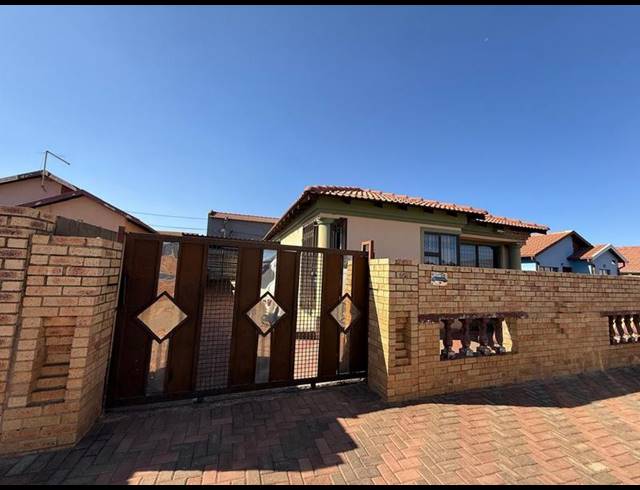3 BEDROOM HOUSE FOR SALE IN PROTEA GLEN